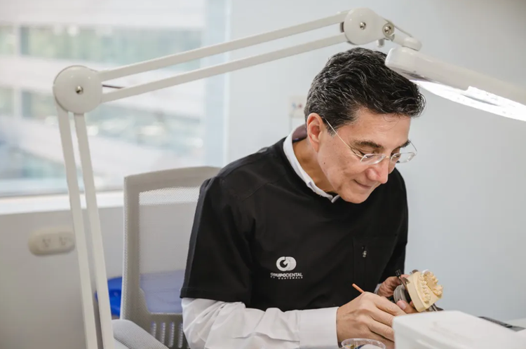Dr. Fernando Cáceres Castellanos trabajando en una prótesis dental